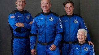 Джеффа Безос успешно запустил New Shepard в свой первый суборбитальный полет с пассажирами на борту 