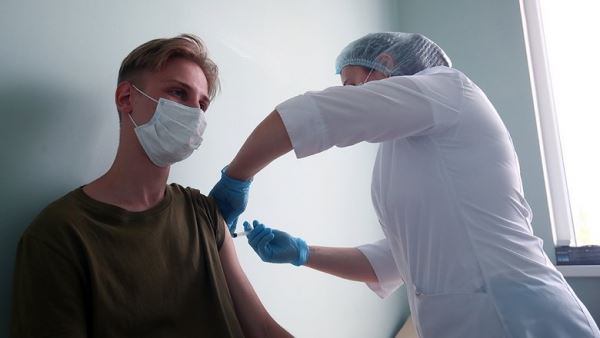 Эксперт: иммунитет после перенесенного COVID-19 сильнее, чем после вакцинации