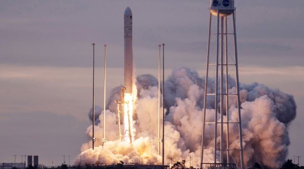 Грузовой космический корабль Cygnus движется к МКС 