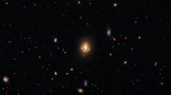 Hubble сфотографировал пять изображений далекого квазара