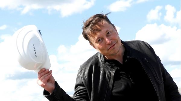 Илон Маск предложил NASA помощь в разработке скафандров для высадки на Луну 