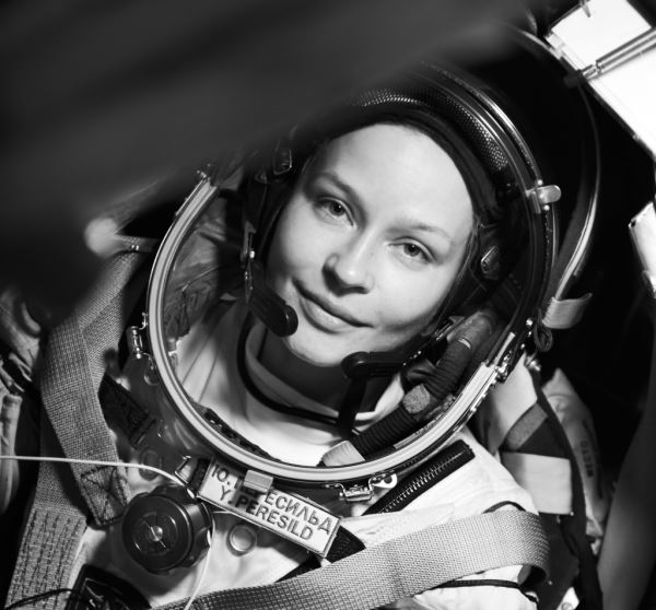 Юлия Пересильд проходит подготовку на тренажере корабля «Союз МС» для съемок в космосе