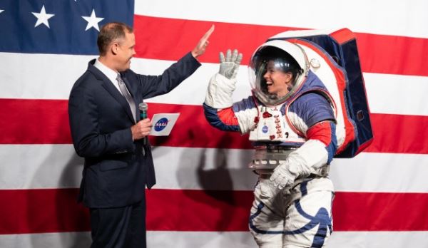 Конгрессмены США недовольны неудачами NASA в разработке новых скафандров
