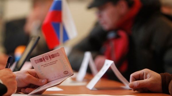 Минцифры примет решение о замене бумажного паспорта смарт-картой до конца года