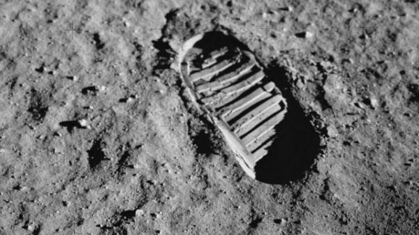 В NASA заявили о неготовности скафандров для высадки американцев на Луну